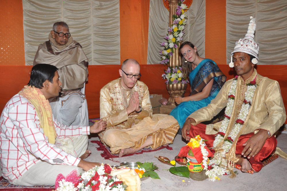 indian wedding photobomb