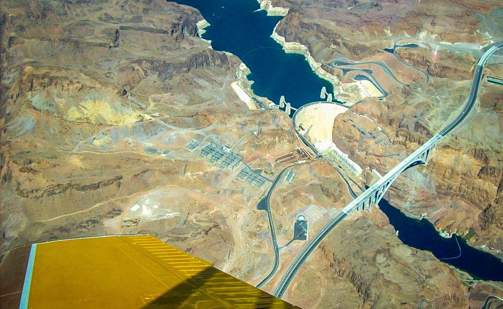 Hoover Dam plane